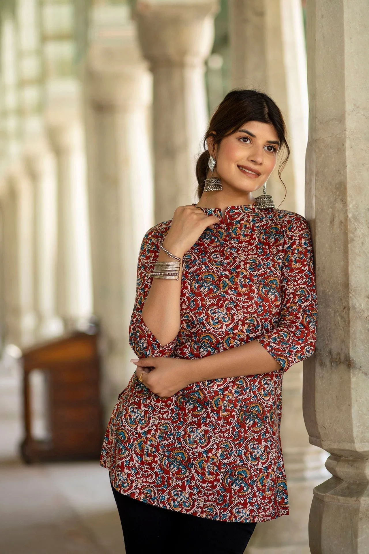 Women Maroon Printed Tunic With Mandarin Collar & Three Quarter Sleeves