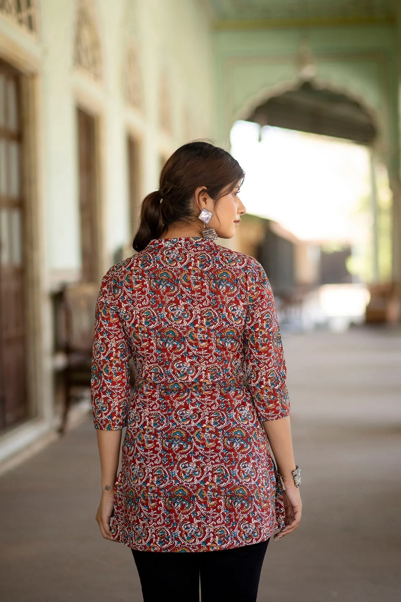 Women Maroon Printed Tunic With Mandarin Collar & Three Quarter Sleeves